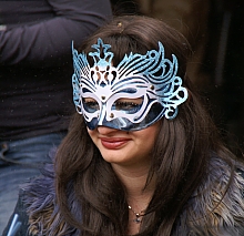 03 small masked lady PICT 2616.jpg - 46753 Bytes